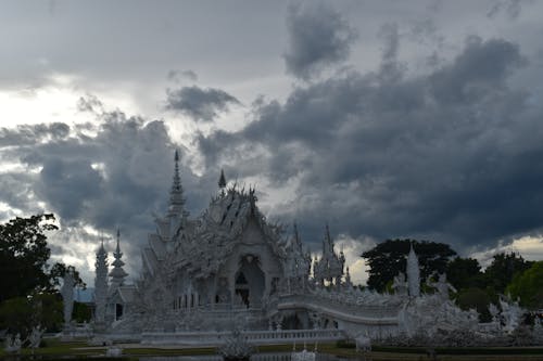 Darmowe zdjęcie z galerii z biała świątynia, biały, chmury