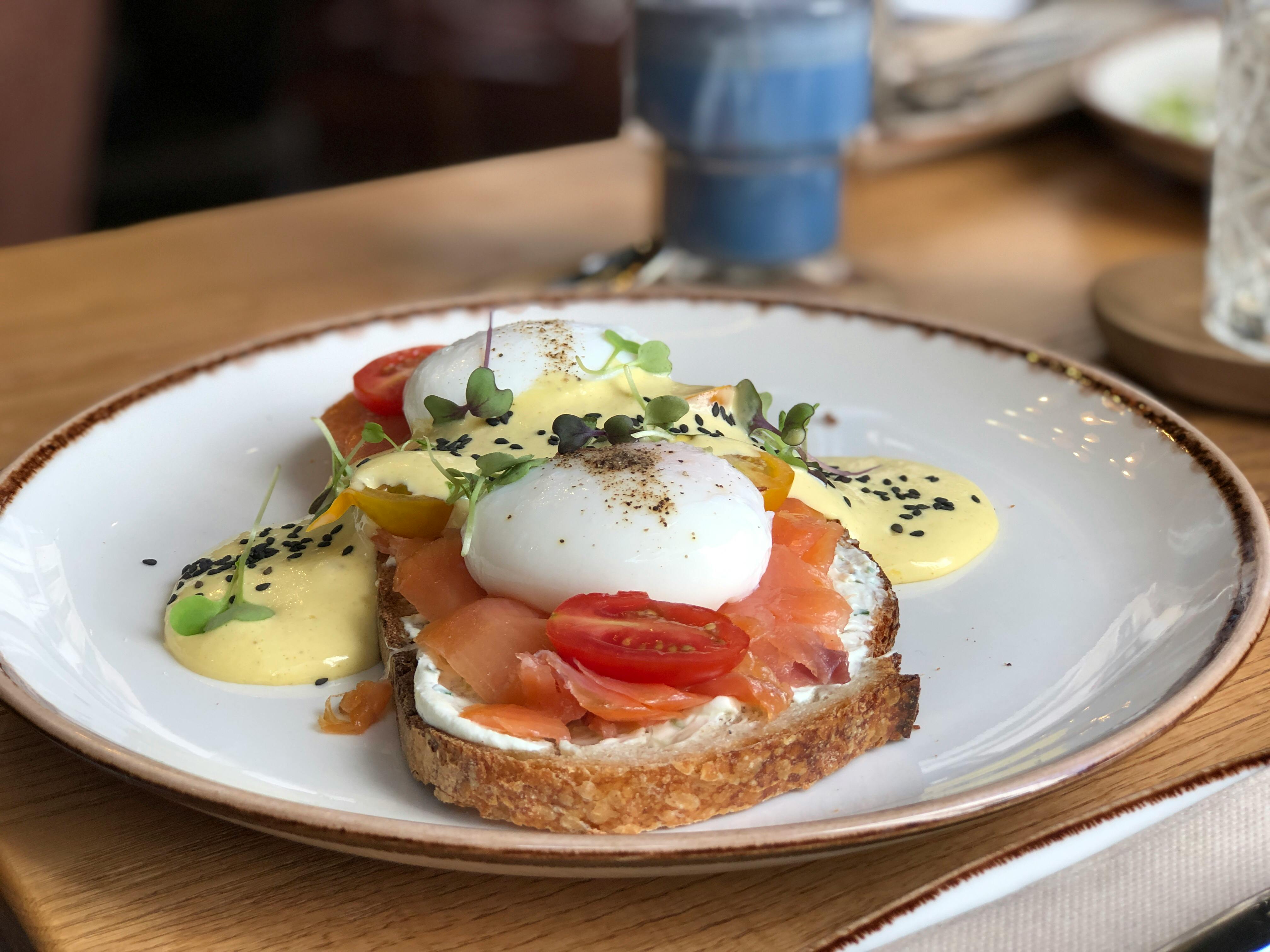 Brot Mit Tomate Und Grünem Gemüse Auf Weißer Keramikplatte ...