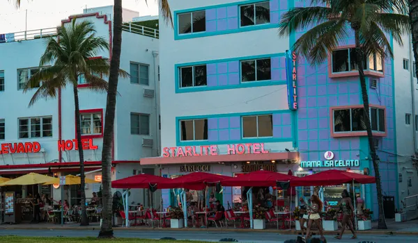 Hôtels Art déco et palmiers d'Ocean Drive à Miami Beach, au crépuscule