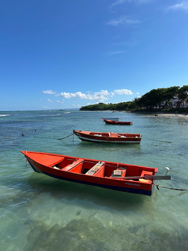 Lanchas de pescadores en aguas cristalinas de Sosúa, Puerto Plata, República Dominicana