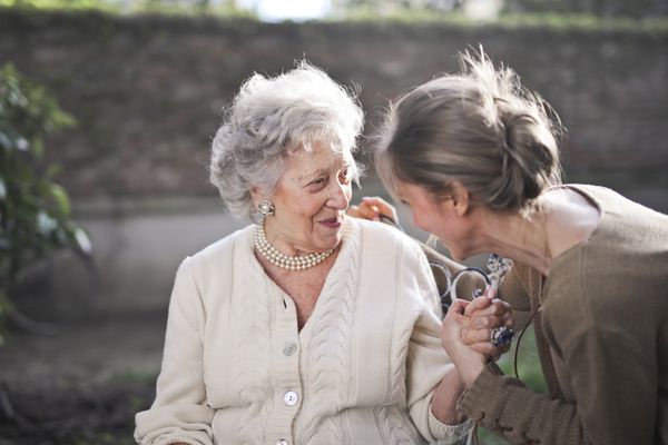 Donna che consulta appunti e referti sul tavolo Donna che consulta appunti e referti sul tavolo