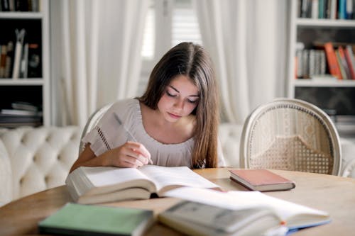 Donna In Camicia Bianca A Maniche Lunghe Durante La Lettura Del Libro