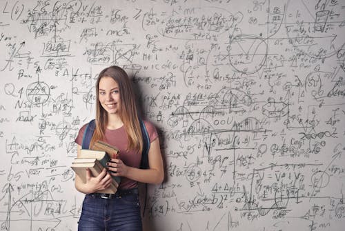 Mujer Sosteniendo Libros