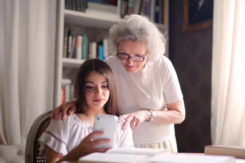 Person wird am Smartphone begleitet