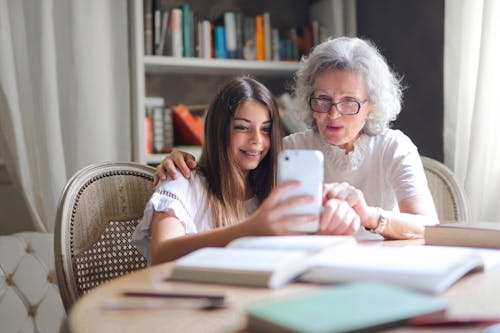 Základová fotografie zdarma na téma babička, chytrý telefon, dívání