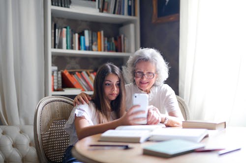 Vrouw Toont Haar Mobiel Aan Haar Grootmoeder