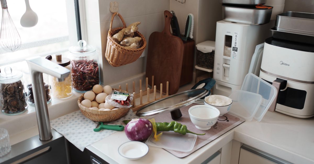 Schone airfryermand en lade op een aanrecht in de keuken