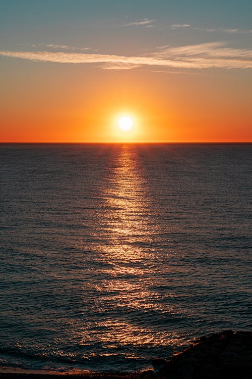 Bezpłatne Zdjęcie Morza Podczas Zachodu Słońca Zdjęcie z galerii