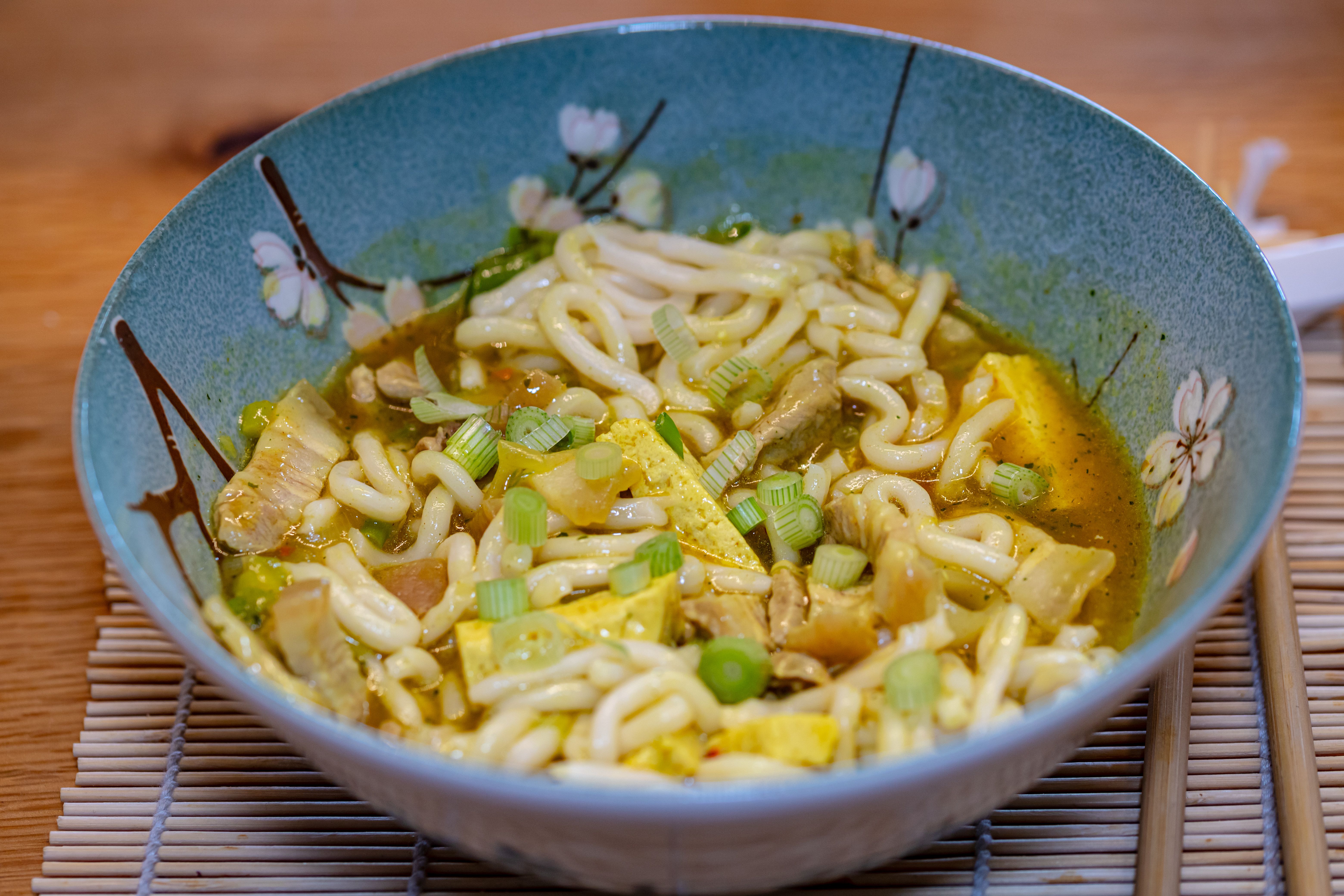 Udon rezanci z zelenjavo in tofujem