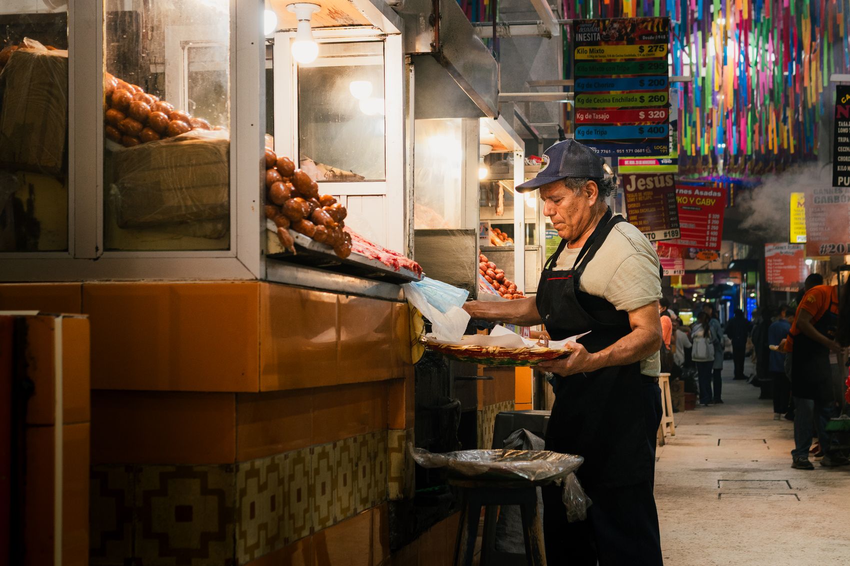 Vendedora preparando comida en un mercado de Oaxaca