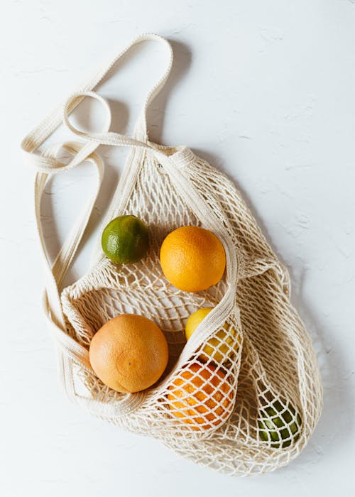 gratis Geassorteerde Citrusvruchten In Katoenen Zak Op Wit Oppervlak Stockfoto