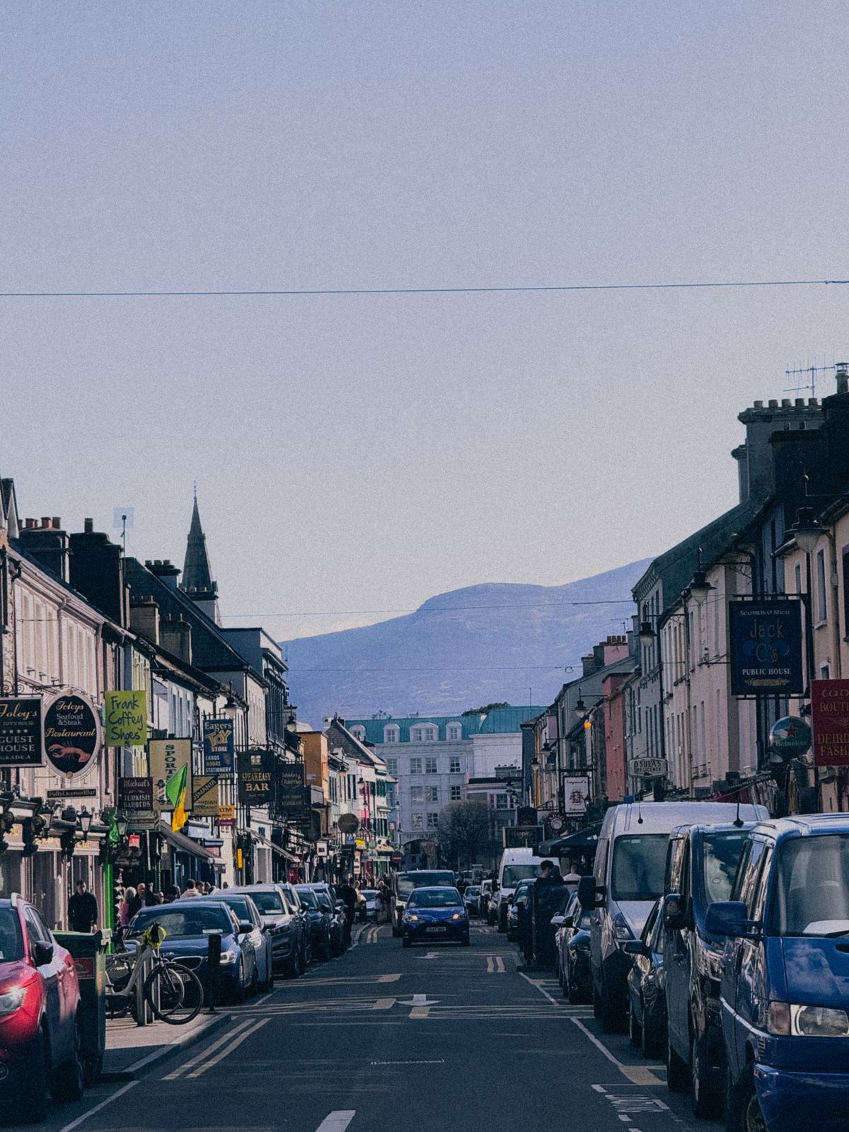 Rue commerçante animée du centre de Killarney, comté de Kerry, Irlande