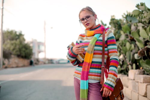 Femme En écharpe Et Pull Multicolores