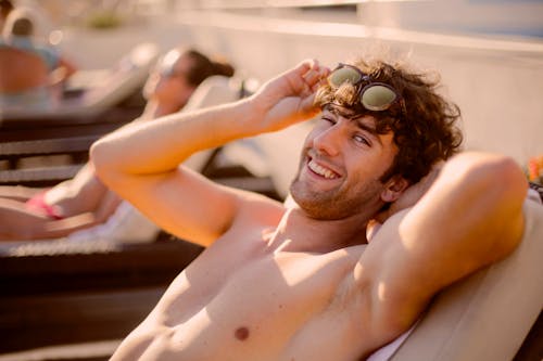 Hombre En Topless Con Gafas De Sol Negras