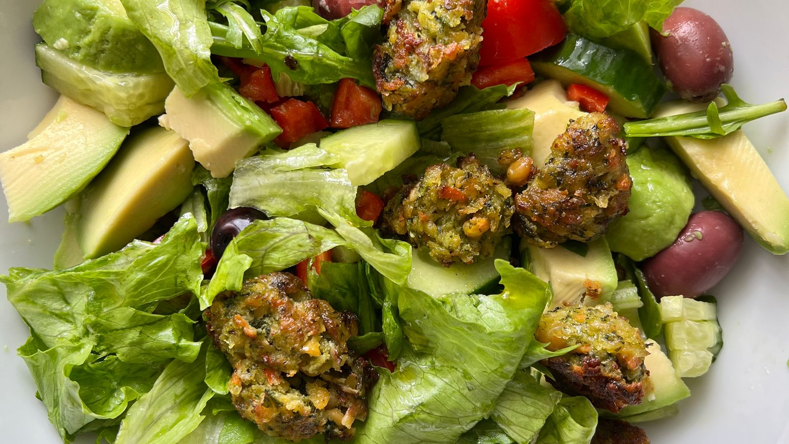 Taça de salada com vegetais.