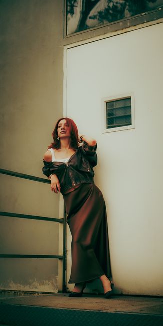 Hoje joguei a jaqueta de couro no ombro e a saia longa de cetim deu o clima 🤎 Estou obcecada por esses tons.
#lookdodia #modafeminina #brown #leatherjacket #skirt