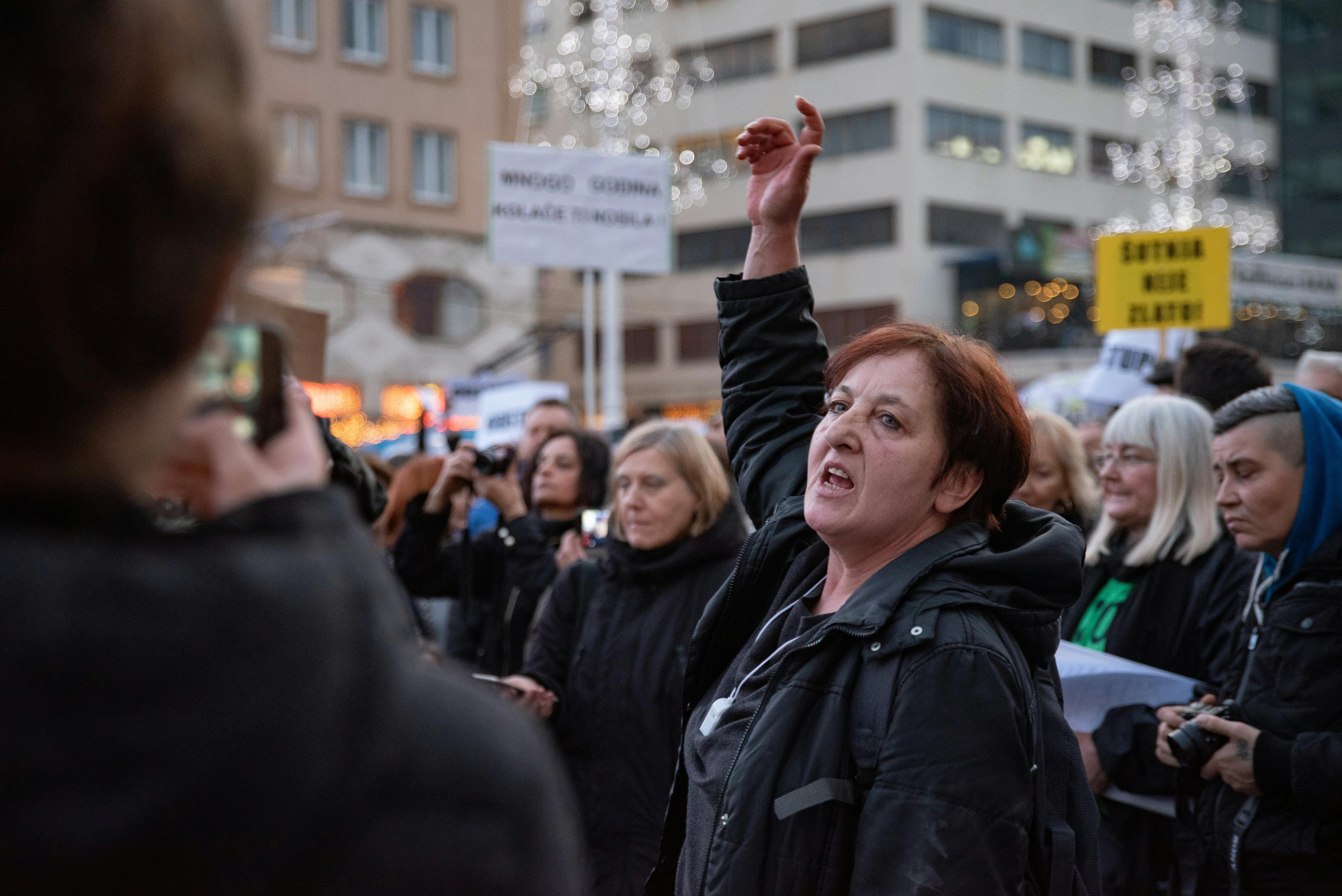 在克罗地亚萨格勒布的一次示威活动中，一名热情的抗议者举起了手臂