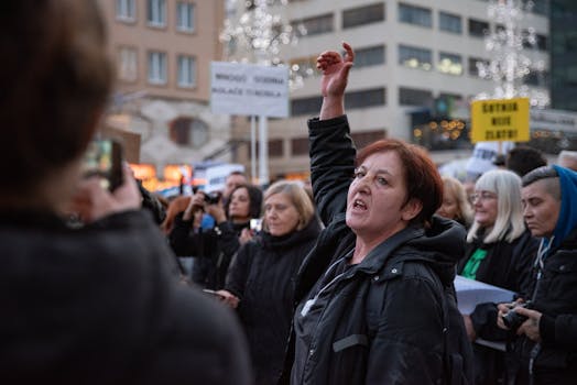 在克罗地亚萨格勒布的一次示威活动中，一名热情的抗议者举起了手臂