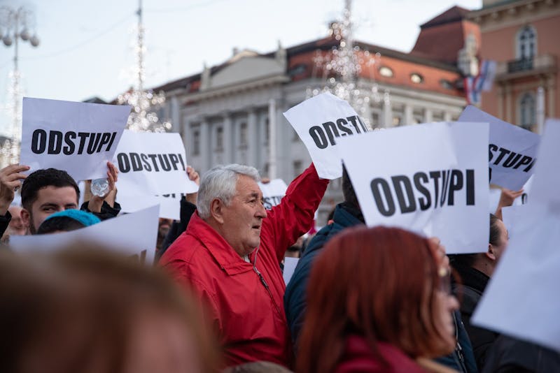 Manifestants à Zagreb tenant des pancartes pour un changement