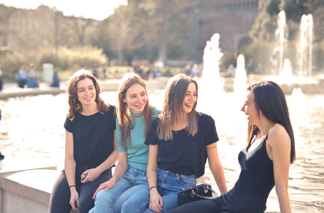 latina dating conversation between people smiling and connecting online