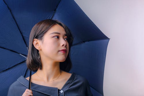 Uzağa Bakarken şemsiye Tutan Siyah üstlü Kadın Portresi Fotoğrafı