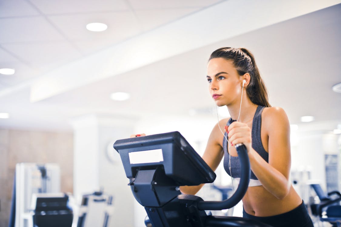 Gratis Joven Atleta Femenina Entrenando Solo En Cinta En El Gimnasio Moderno Foto de stock