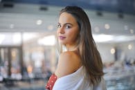 一位穿着浴衣的女人在室内游泳池旁的肖像