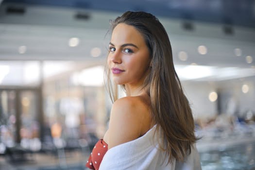 一位穿着浴衣的女人在室内游泳池旁的肖像