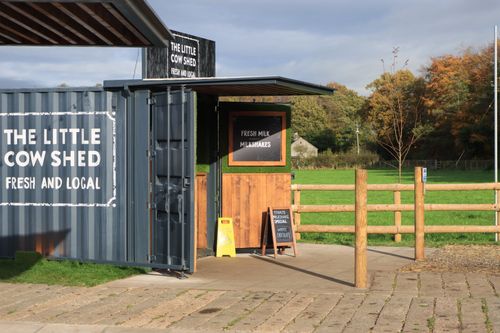 Free The Little Cow Shed offering fresh milkshakes locally in England, UK, outdoors. Stock Photo