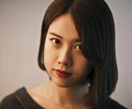 室内一位眼神丰富的女性亲密特写肖像