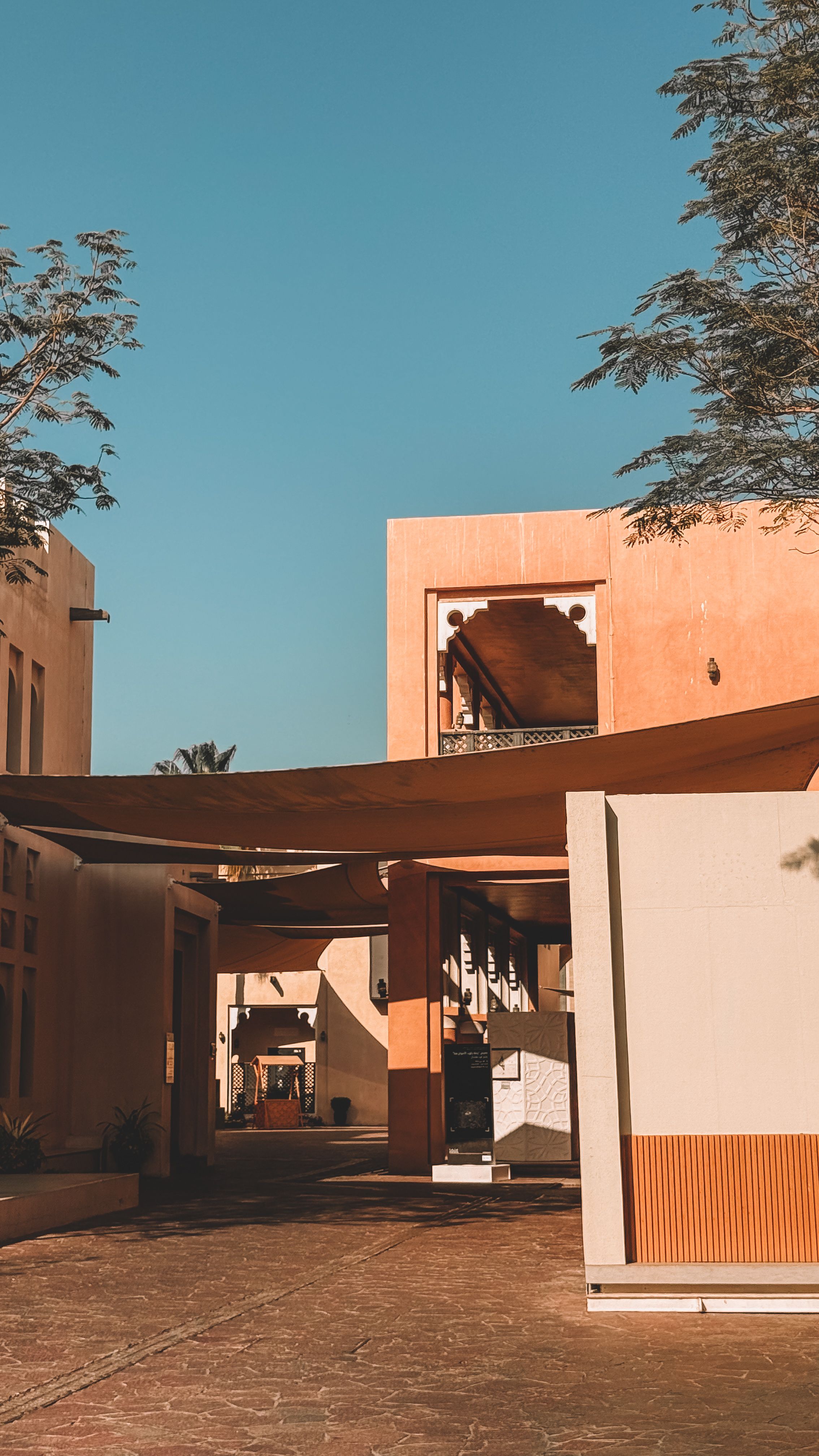 Traditional Qatari Architecture in Sunlit Courtyard · Free Stock Photo