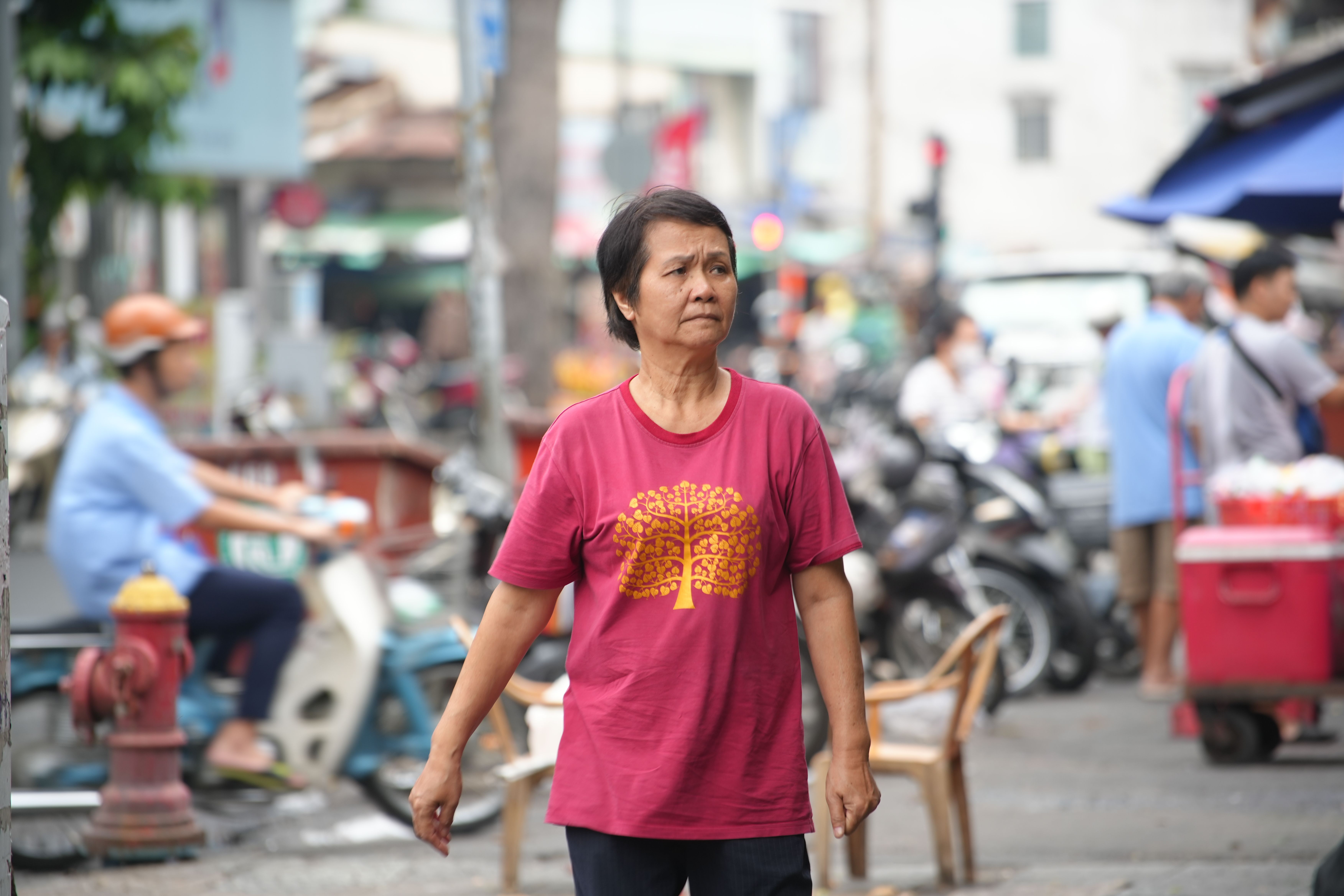 Người dân đứng cách xa khu nhà nghi vấn, ghi chú địa điểm bằng điện thoại trong ánh sáng buổi tối