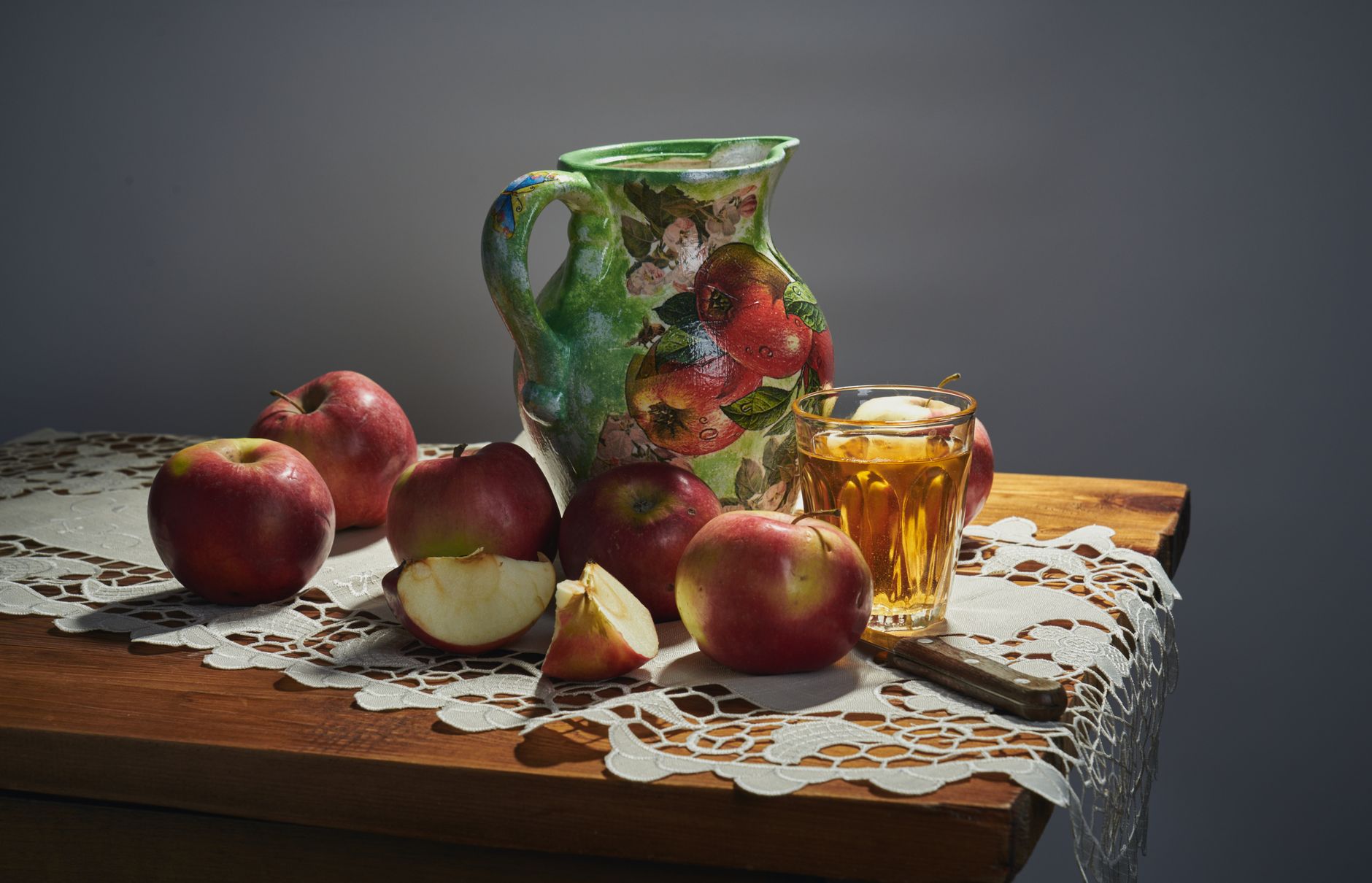 fresh apples and cinnamon sticks preparation