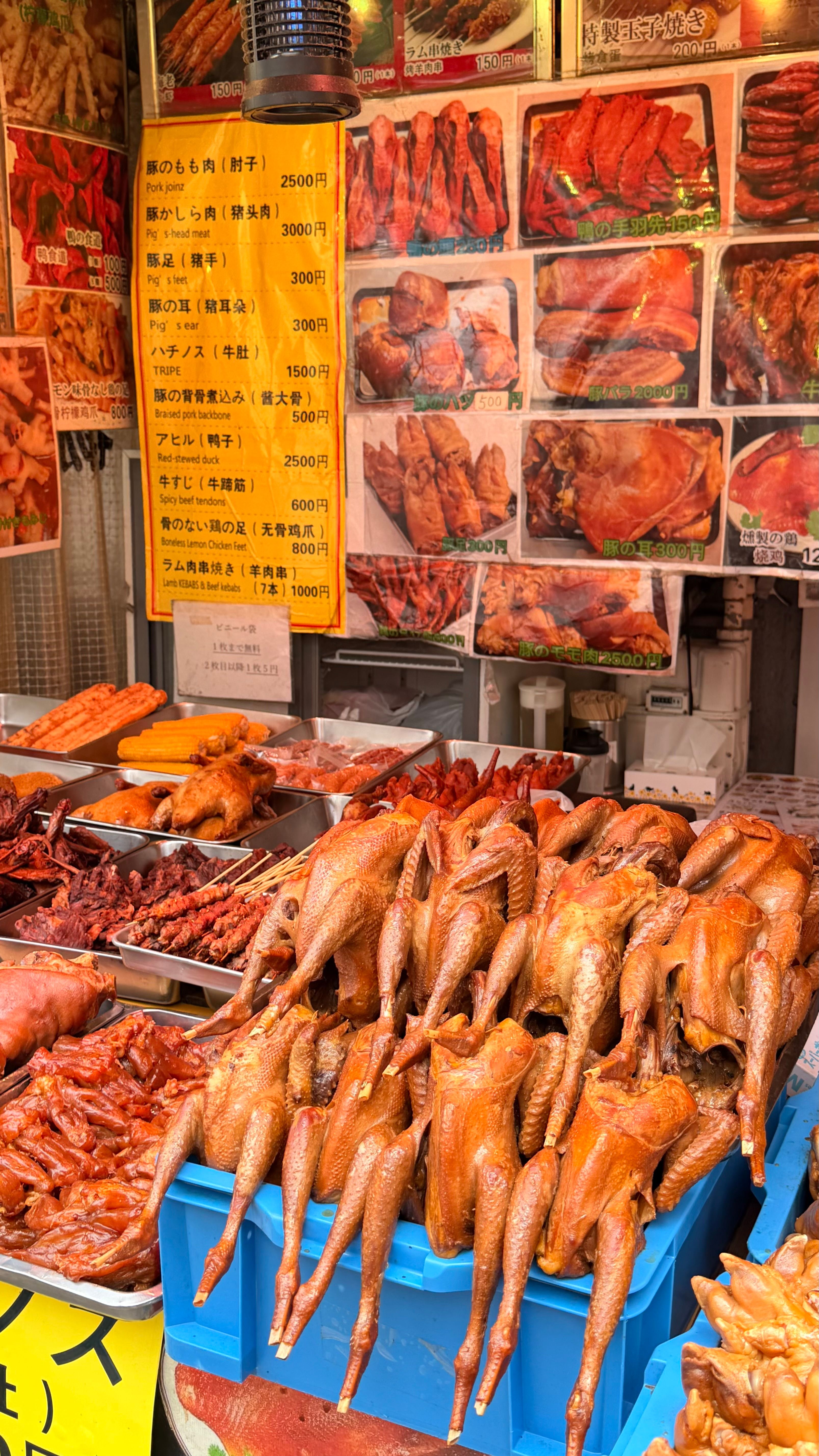 Stand De Street Food Proposant Des Viandes Rôties à Tokyo · Photo gratuite