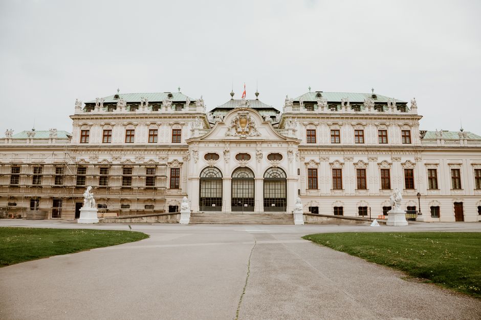 A stunning view of the historic Belvedere Palace in Vienna, Austria, showcasing its intricate Baroque architecture.