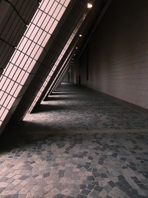 Free Engaging architectural perspective showcasing geometric patterns and warm lighting. Stock Photo