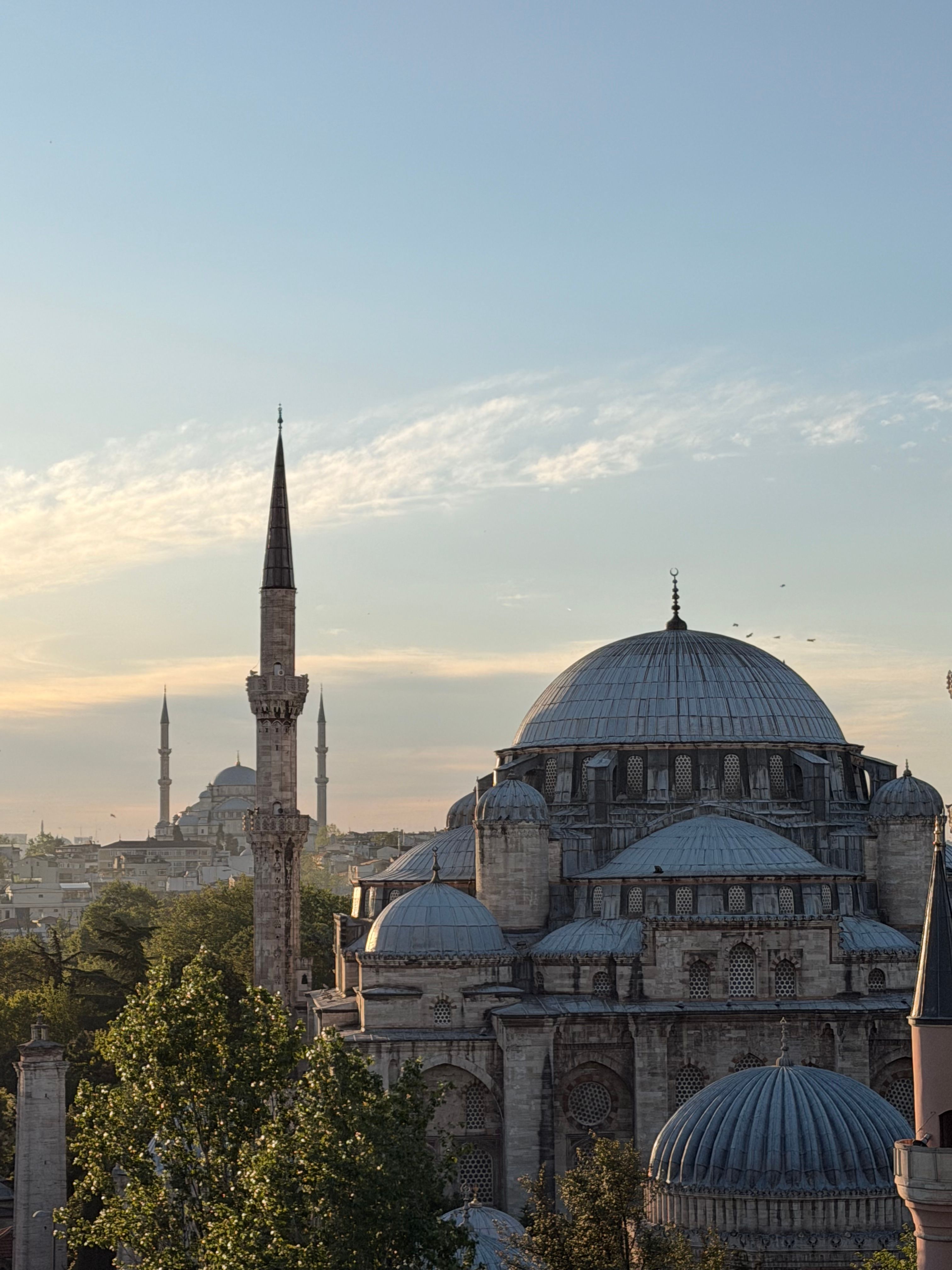 İstanbul'daki Süleymaniye Camii'nin gün doğumundaki mimarisi