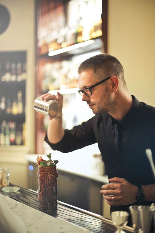 Service cocktail professionnel dans un bar CHR — préparation de boissons alcoolisées