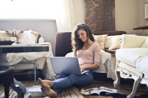 Mujer Sonriendo Mientras Usa La Computadora Portátil