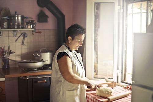 Gratuit Femme En Tablier Blanc Debout Dans La Cuisine Photos