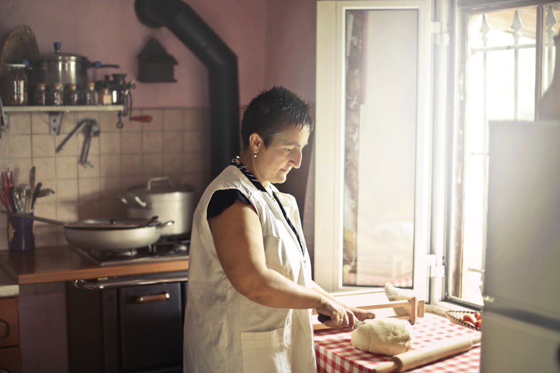 Безкоштовне стокове фото на тему «вид збоку, жінка, кухня» стокове фото