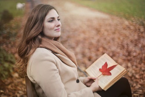 Mulher Jovem Com Livro No Parque Outono