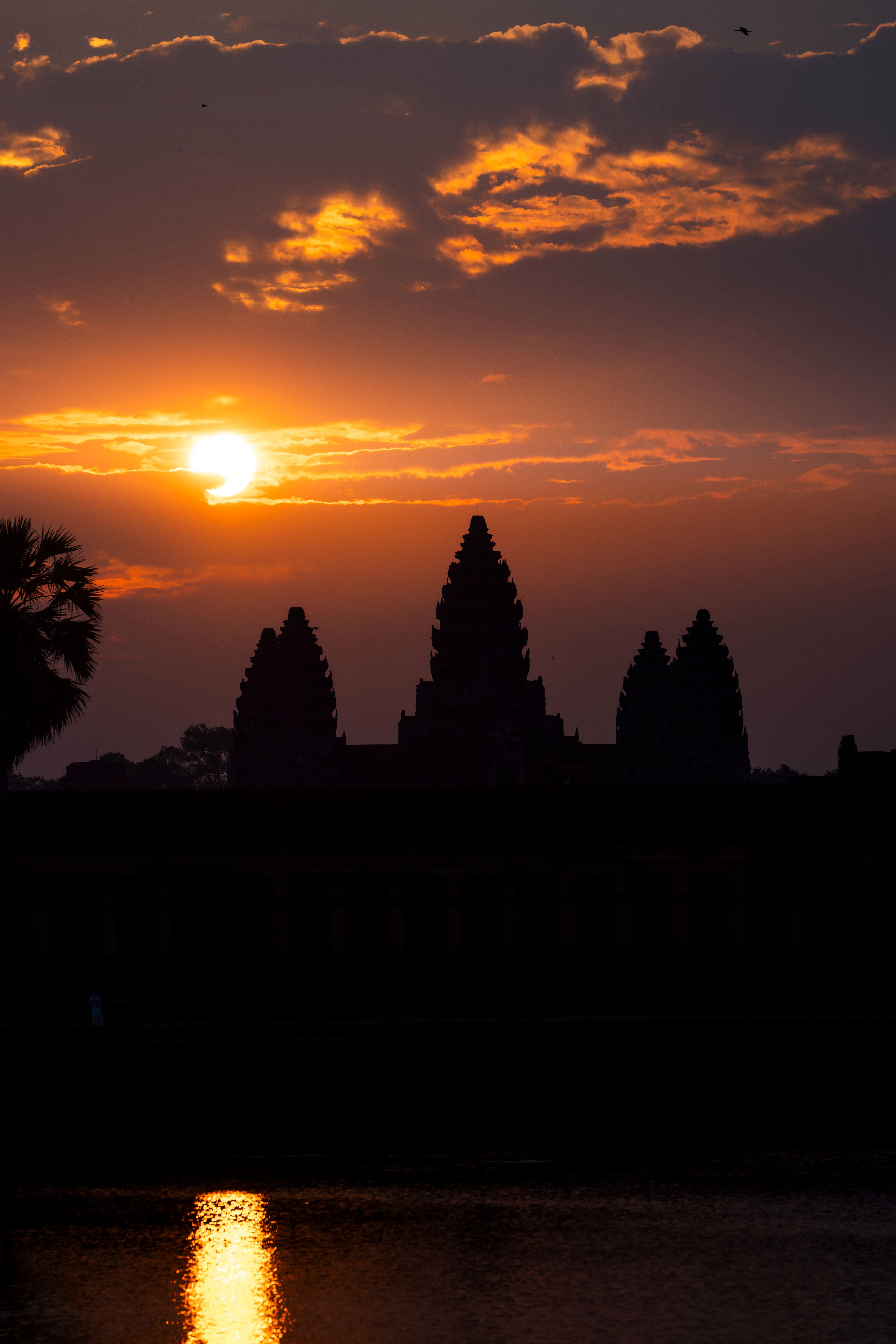 Amanecer dramático sobre la silueta de Angkor Wat, Camboya