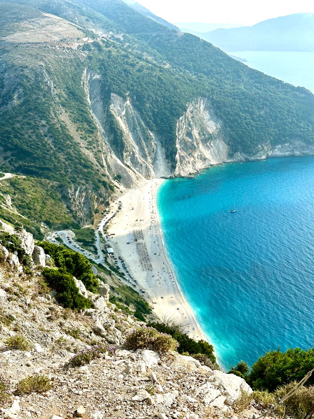 Vedere de sus asupra plajei Myrtos din Kefalonia, cu apă turcoaz