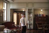 在优雅的餐厅里，服务员面带微笑，散发着温暖而专业的气息