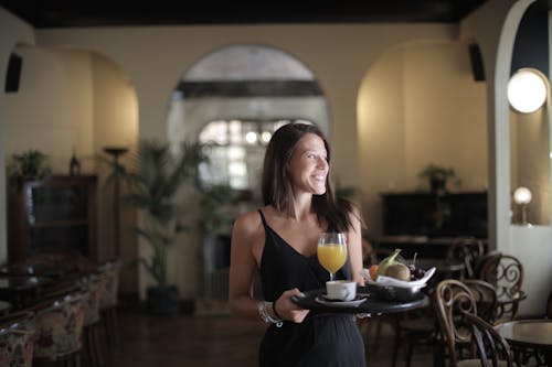 Szczęśliwa Kobieta Taca Ze śniadaniem W Restauracji Hotelowej