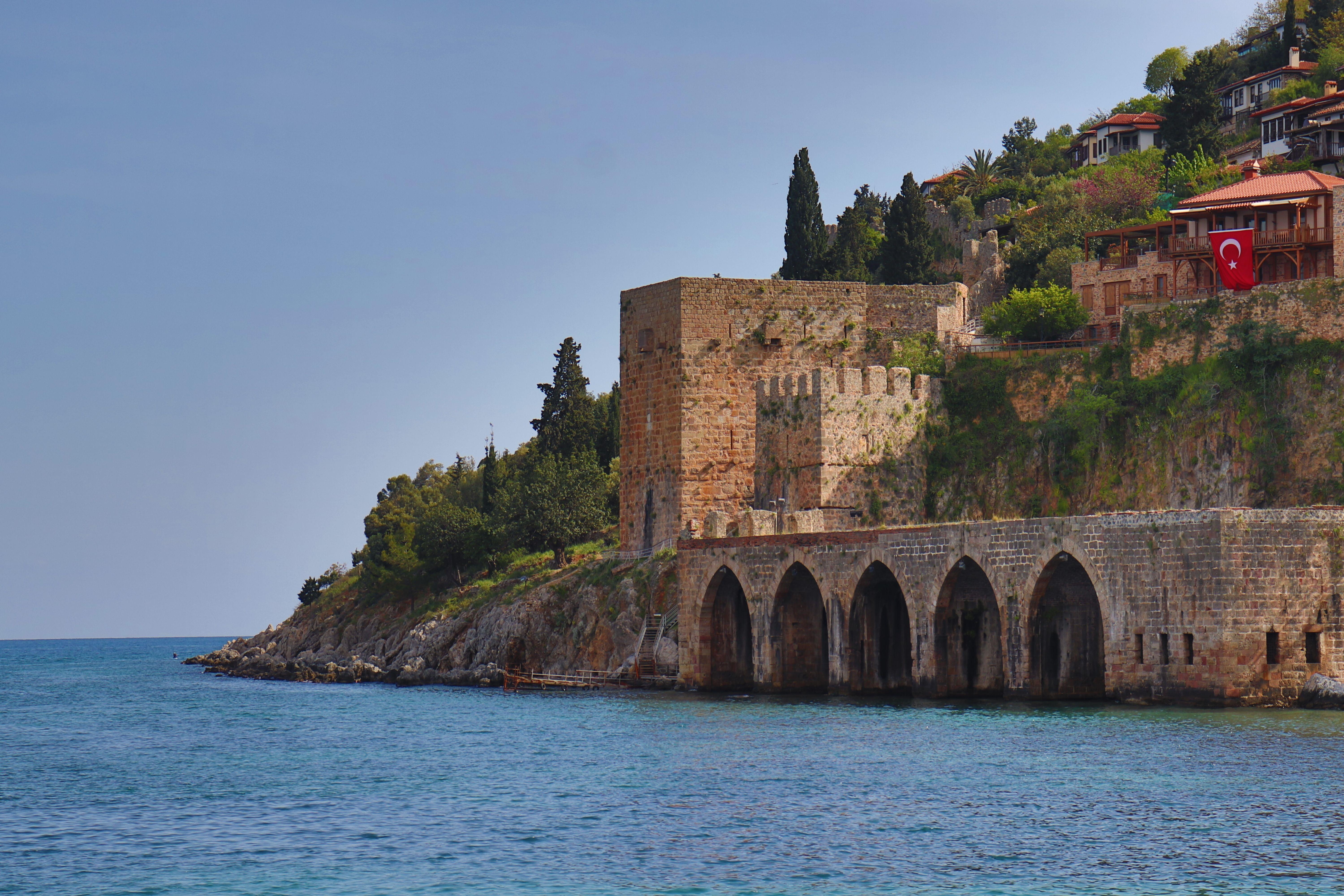 Muralla histórica frente al mar en un puerto mediterráneo