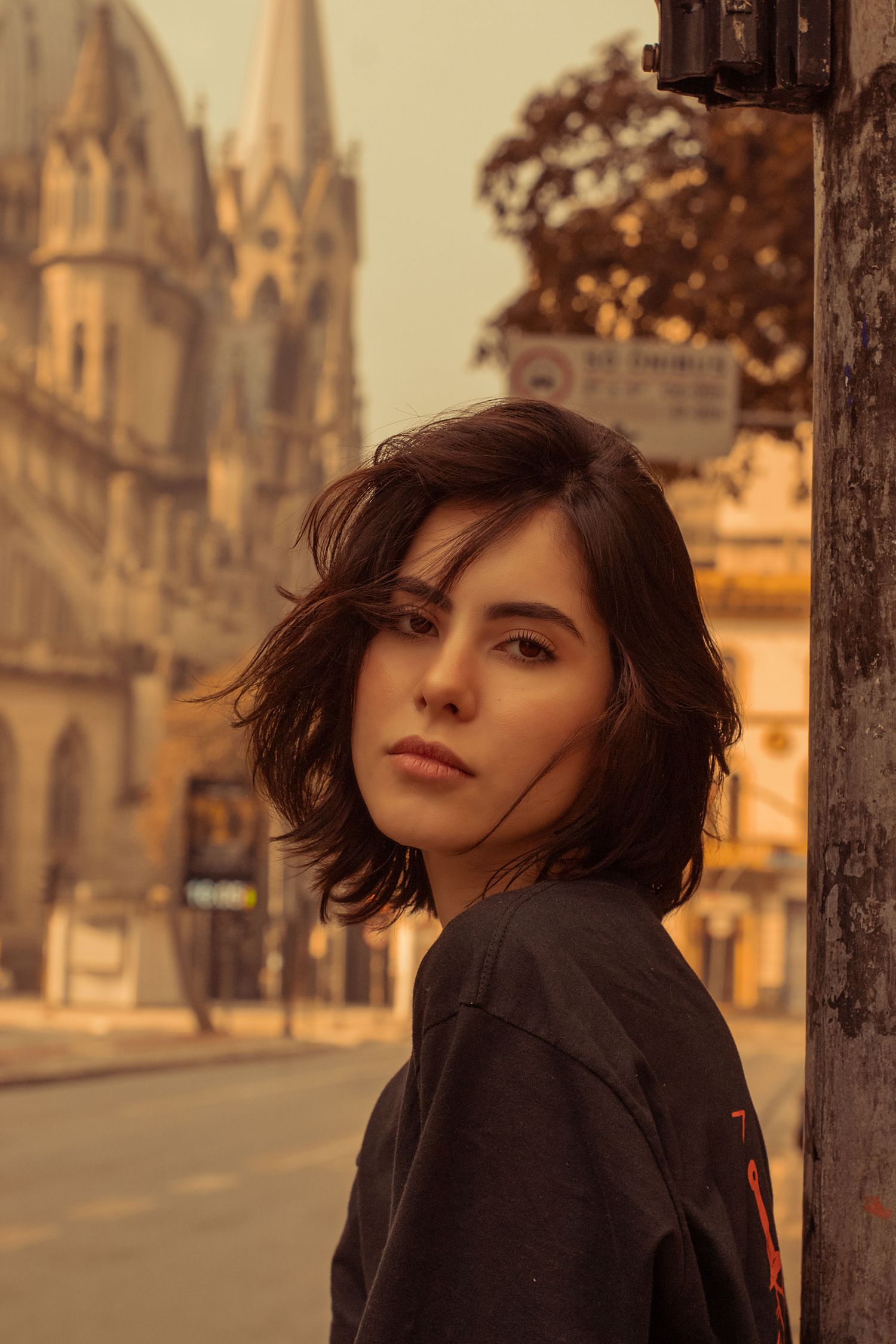 Mulher Vestindo Blusa Preta