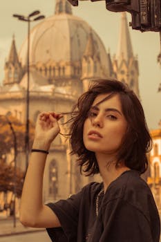 巴西圣保罗，一位时尚女性在地标附近摆姿势的肖像