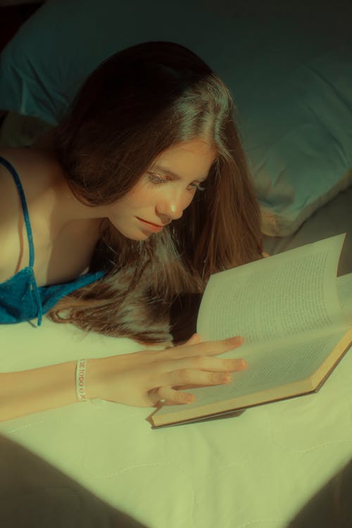 Vrouw In Blauw Spaghettibandje Boven Leesboek